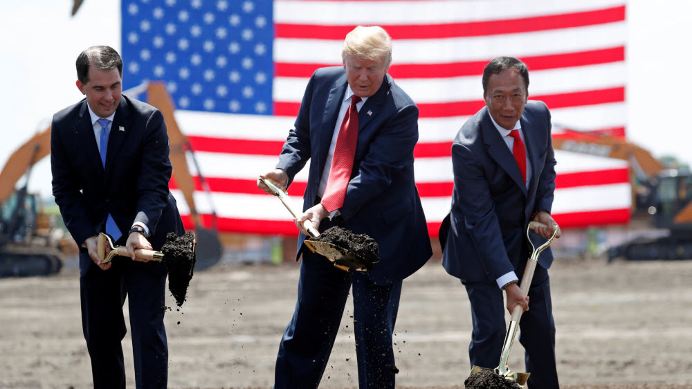 Губернатор штата Висконсин Скотт Уокер, президент США Дональд Трамп, глава Foxconn Терри Гоу торжестенно закладывают первый камень завода Foxconn в Америке